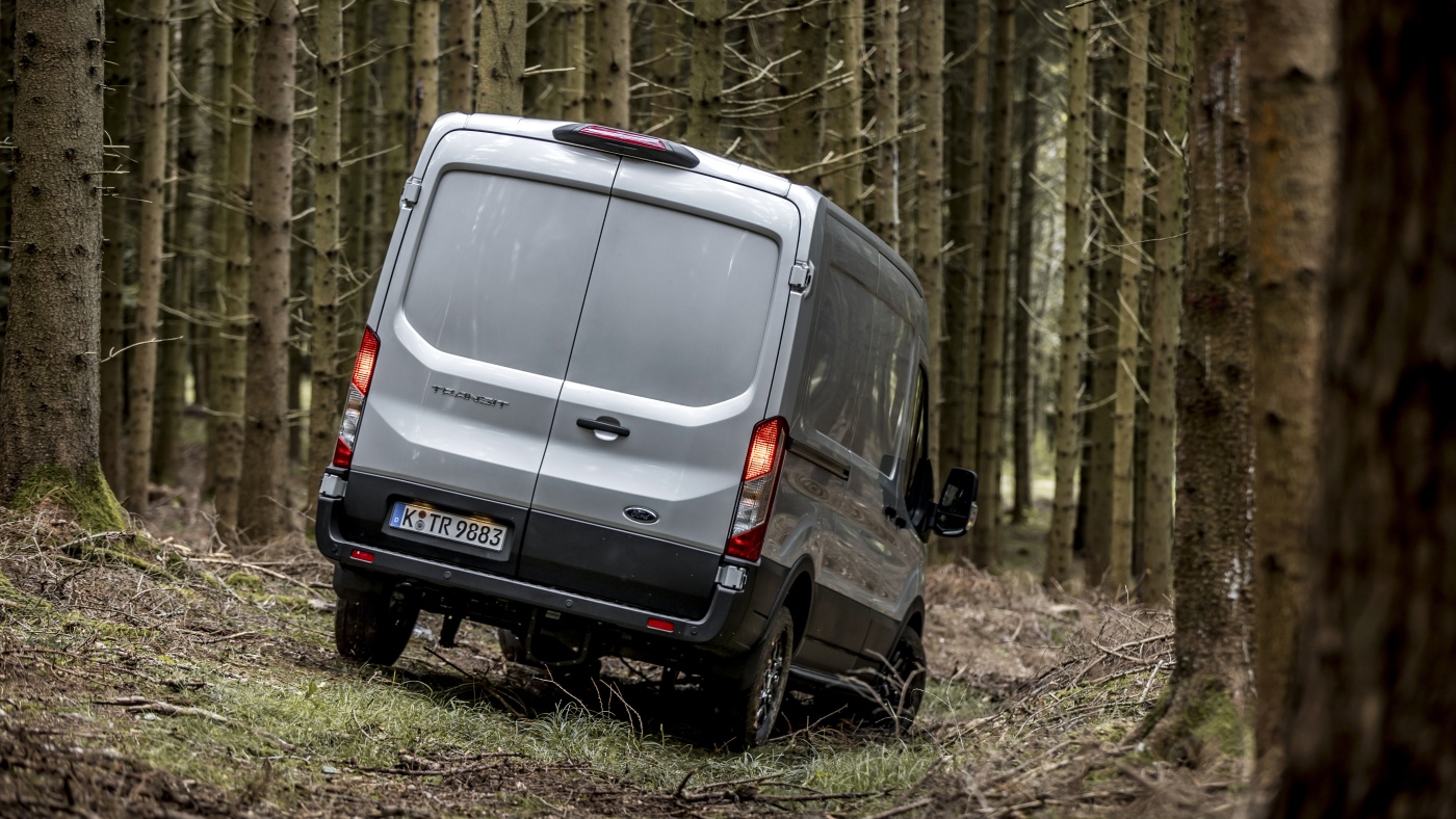 Slideshow Bild - Nochmals geländetauglicher präsentiert sich der Transit Trail mit Allradantrieb.